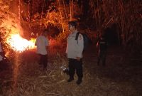 Polsek Cibiuk Polres Garut mendapatkan informasi dari warga bahwa telah terjadi kebakaran lahan berisikan kebun bambu milik warga Kampung Cileles Desa Cibunar Kecamatan Cibatu Kabupaten Garut. Selasa (17/10/2023).