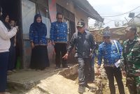 Menurut Bupati Garut,H Rudy Gunawan mengatakan, pembagian beras ini merupakan bagian dari upaya penanggulangan kemiskinan ekstrim di wilayah Selatan. Distribusi beras ini dilakukan door to door secara langsung kepada masyarakat. Selasa (17/10/2023).