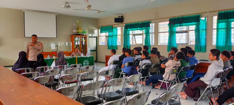 Kali ini Kapolres Garut AKBP Rohman Yonky Dilatha, S.I.K, M.Si, yang diwakili oleh Kasat Binmas Polres Garut AKP R. Hasan Sadikin bersama anggota Sat Binmas Polres Garut melaksanakan kunjungan silaturahmi sekaligus sosialisasi penerimaan Polri di Ponpes Darul Arqam Muhammadiyah Kabupaten Garut. Rabu (18/10/2023).