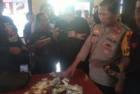 Menindaklanjuti laporan dan aduan dari masyarakat, Polsek Cibatu Polres Garut Berhasil amankan 5 orang terduga tersangka pengedar obat obatan keras terlarang. Kamis (19/10/2023).


