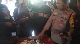 Menindaklanjuti laporan dan aduan dari masyarakat, Polsek Cibatu Polres Garut Berhasil amankan 5 orang terduga tersangka pengedar obat obatan keras terlarang. Kamis (19/10/2023).

