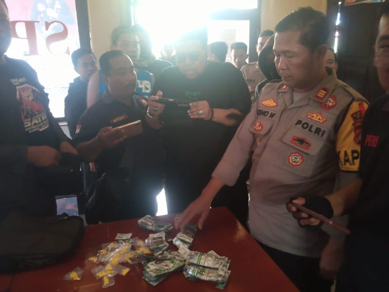 Menindaklanjuti laporan dan aduan dari masyarakat, Polsek Cibatu Polres Garut Berhasil amankan 5 orang terduga tersangka pengedar obat obatan keras terlarang. Kamis (19/10/2023).


