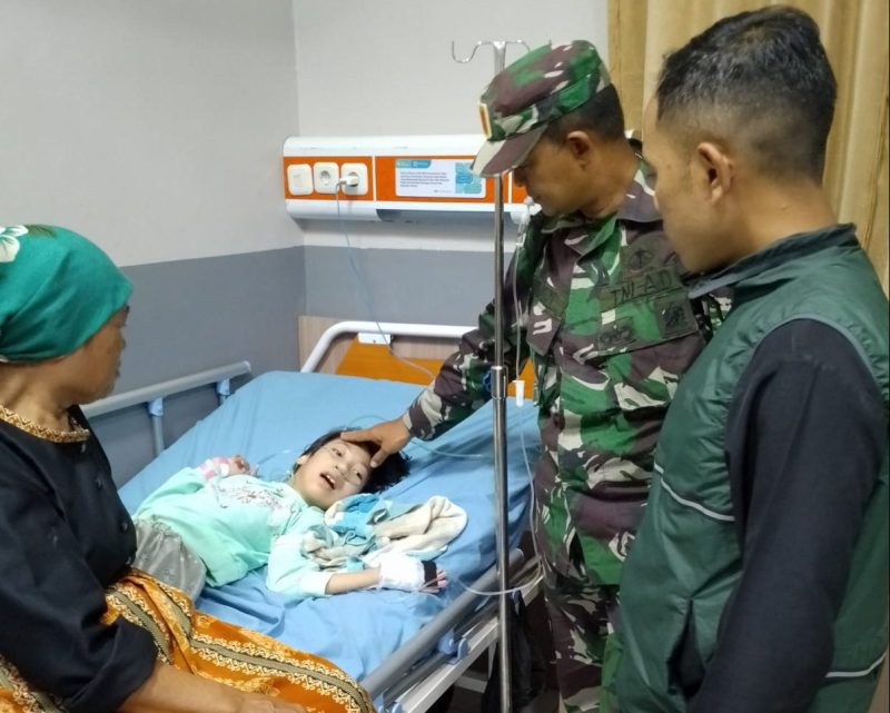 Babinsa Koramil 1113/Bayongbong Kodim 0611/Garut Serka Jujun mengevakuasi warga yang telah lama sakit atas nama Aqifa Fitya Izzati Warga Kp.Cioyod Rt 002 Rw 001 Desa Mekarjaya, Kecamatan Bayongbong, Kabupaten Garut, yang sempat viral di media sosial melalui akun Edi Supriadi yang membutuhkan bantuan sumbangan biaya untuk menjalani perawatan di RS Nurhayati. Jumat(20/10/23).
