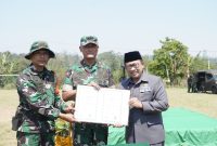 Pangdam III/Siliwangi Mayjen TNI Erwin Djatniko didampingi menjadi Inspektur Upacara (Irup) pada upacara penutupan TNI Manunggal Membangun Desa (TMMD) ke-118 di Kodim 0608/Cianjur yang dilaksanakan di Lapangan Bina Raga Desa Pasawahan Kec. Takokak Kab. Cianjur, Kamis (19/10/2023).  
