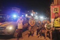 Antisipasi kejahatan malam, jajaran Polsek Karangpawitan gencar lakukan patroli gabungan yang dilaksanakan pada Jumat malam, tanggal 20 Oktober 2023, mulai pukul 24.00 WIB hingga selesai. 
