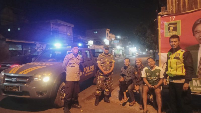 Antisipasi kejahatan malam, jajaran Polsek Karangpawitan gencar lakukan patroli gabungan yang dilaksanakan pada Jumat malam, tanggal 20 Oktober 2023, mulai pukul 24.00 WIB hingga selesai. 

