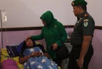 Dandim 0611/Garut Letkol Czi Dhanisworo S. Sos didampingi Ketua Persit KCK Cab. XXII Dim Garut Ny. Popy Dhanisworo beserta para Pengurus Persit KCK Cab. XXII menjeguk keluarga anggota yang sakit salah satunya keluarga Peltu Beni anggota Koramil 1101/Garutkota.