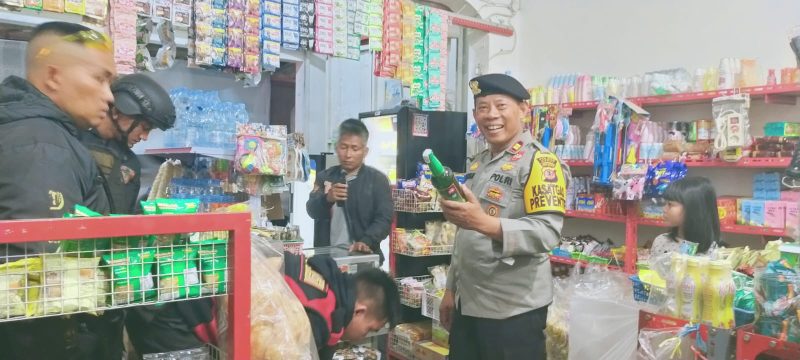 48 botol berbagai merk terdiri Ice Land 14 Botol, Intisari Anggur Hijau 9 botol, Intisari 7 botol, Anggur Merah 2 botol, Kawa Kawa 2 botol, PROSH 2 botol dan Soju kaleng yuzu 12 botol.
