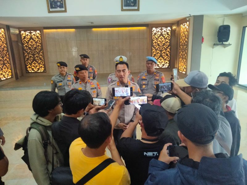 Maraknya peredaran minuman keras (miras) dan minuman beralkohol tanpa izin di Kabupaten Garut. Kapolres Garut, AKBP Rohman Yonky Dilatha, S.I.K, M.Si, menyatakan bahwa Polres Garut akan babad habis masalah minuman keras.
