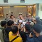 Maraknya peredaran minuman keras (miras) dan minuman beralkohol tanpa izin di Kabupaten Garut. Kapolres Garut, AKBP Rohman Yonky Dilatha, S.I.K, M.Si, menyatakan bahwa Polres Garut akan babad habis masalah minuman keras.
