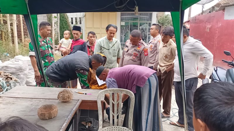 Polsek Samarang Polres Garut berhasil mengamankan pelaku pencurian uang dengan tempat kejadian perkara (tkp) di Desa Sirnasari Kecamatan Samarang Kabupaten Garut. Jum’at (20/10/2023).
