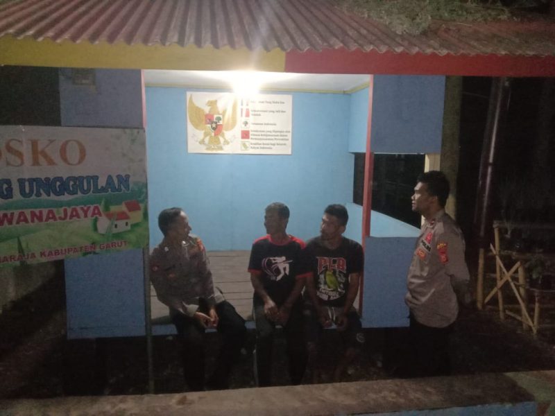 Dalam rangka pemeliharaan keamanan dan ketertiban masyarakat (kamtibmas), Polres Garut beserta Polsek jajaran melakukan pengecekan kegiatan ronda malam di wilayah hukum Polres Garut. Minggu (22/10/2023).
