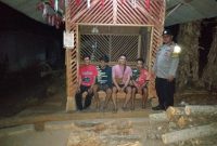 Dalam rangka pemeliharaan keamanan dan ketertiban masyarakat (kamtibmas), Polres Garut beserta Polsek jajaran melakukan pengecekan kegiatan ronda malam di wilayah hukum Polres Garut. Minggu (22/10/2023).
