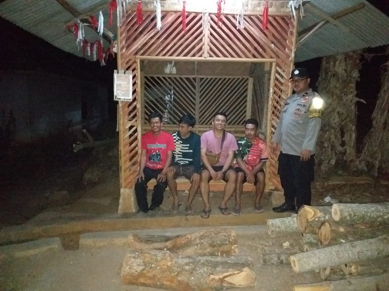 Dalam rangka pemeliharaan keamanan dan ketertiban masyarakat (kamtibmas), Polres Garut beserta Polsek jajaran melakukan pengecekan kegiatan ronda malam di wilayah hukum Polres Garut. Minggu (22/10/2023).
