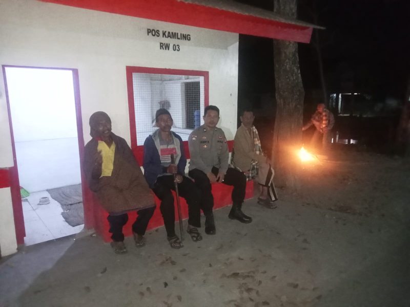 Dalam rangka pemeliharaan keamanan dan ketertiban masyarakat (kamtibmas), Polres Garut beserta Polsek jajaran melakukan pengecekan kegiatan ronda malam di wilayah hukum Polres Garut. Minggu (22/10/2023).
