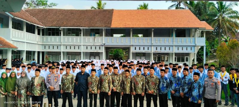 Kapolres Garut AKBP Rohman Yonky Dilatha, S.I.K, M.Si, menginstruksikan seluruh personil Polres Garut beserta Polsek jajaran untuk melaksanakan program Polres Garut Police Goes To School. Senin (23/10/2023).  