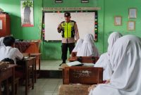 Kapolres Garut AKBP Rohman Yonky Dilatha, S.I.K, M.Si, menginstruksikan seluruh personil Polres Garut beserta Polsek jajaran untuk melaksanakan program Polres Garut Police Goes To School. Senin (23/10/2023).      