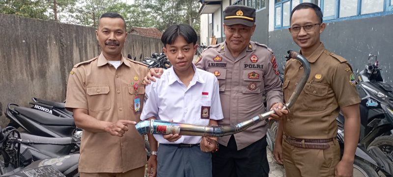 Dalam rangka pemeliharaan kamtibmas dan menciptakan situasi keamanan dan ketertiban masyarakat yang kondusif.  Polsek Singajaya Polres Garut melaksanakan operasi penertiban knalpot bising di Wilayah hukum Polres Garut. Senin (23/10/2023).
