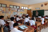 |Kapolres Garut AKBP Rohman Yonky Dilatha, S.I.K, M.Si, menginstruksikan seluruh personil Polres Garut beserta Polsek jajaran untuk melaksanakan program Polres Garut Police Goes To School. Senin (23/10/2023).