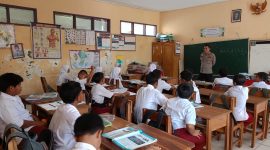 |Kapolres Garut AKBP Rohman Yonky Dilatha, S.I.K, M.Si, menginstruksikan seluruh personil Polres Garut beserta Polsek jajaran untuk melaksanakan program Polres Garut Police Goes To School. Senin (23/10/2023). 
