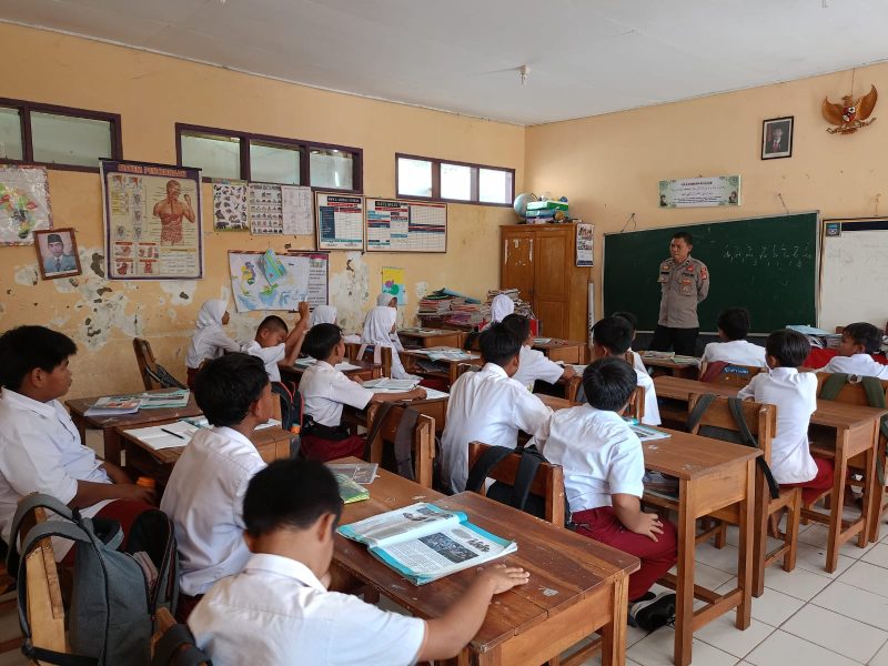 |Kapolres Garut AKBP Rohman Yonky Dilatha, S.I.K, M.Si, menginstruksikan seluruh personil Polres Garut beserta Polsek jajaran untuk melaksanakan program Polres Garut Police Goes To School. Senin (23/10/2023). 