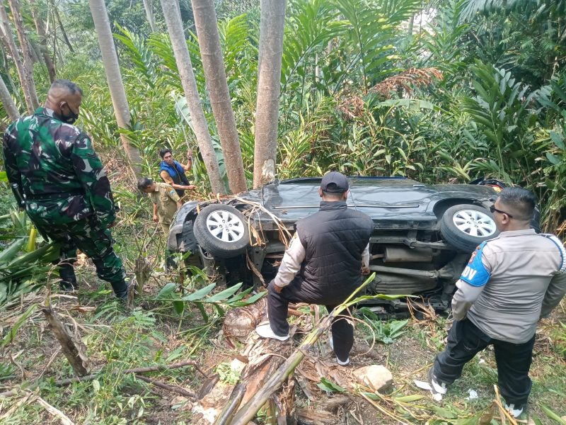 apolres Garut AKBP Rohman Yonky Dilatha, S.I.K, M.Si, melalui Kapolsek Talegong Ipda Andri Rismayandi mengkonfirmasi bahwa kendaraan mobil Toyota Avanza dengan no Pol D 1379 MI yang dikemudikan oleh Euis Juliah warga Kecamatan Buahbatu Kota Bandung mengalami kecelakaan tunggal yang memasuki jurang dengan kedalaman kurang lebih 30 meter.
