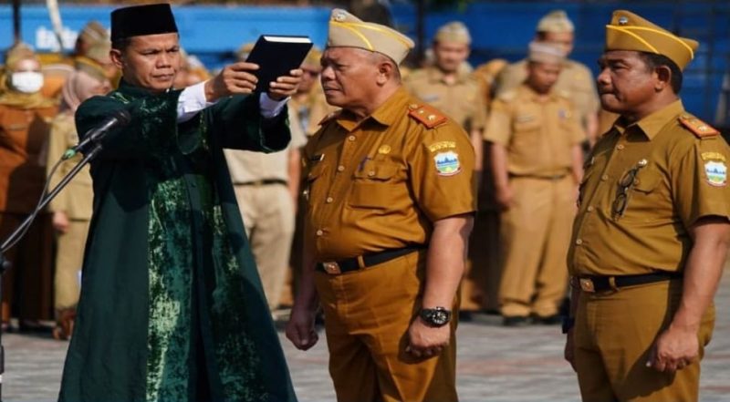 Bupati Garut, Rudy Gunawan, Senin (23/10/2023), melantik dua Pegawai Negeri Sipil (PNS) dalam jabatan Pimpinan Tinggi Pratama di lingkungan Pemerintah Kabupaten Garut. Pelantikan berlangsung di Lapangan Sekretariat Daerah Kabupaten Garut, Jalan Pembangunan, Kecamatan Tarogong Kidul, Kabupaten Garut, mengacu pada Keputusan Bupati Garut Nomor: 800.1.3.3/Kep.1047-BKD/2023.
