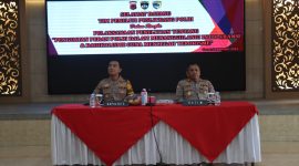Pada kegiatan penelitian intoleransi dan radikalisme di Polres Garut, Kombes Pol Ade Djadja Subagdja, S.I.K, bertindak selaku Kepala Tim (Katim) yang didampingi oleh tim peneliti dari Puslitbang Polri. Selasa (24/10/2023).
