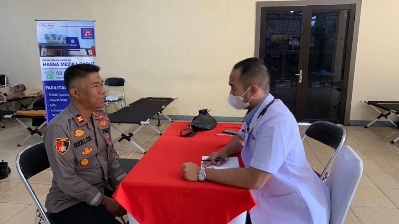 Bertempat di Aula Mumun Surachman Polres Garut Jl.Jendral Sudirman no. 204 Kecamatan Karangpawitan Kabupaten Garut. Polres Garut berkolaborasi dengan Klinik Utama Jantung Hasna Medika Garut melaksanakan kegiatan penyuluhan skrining jantung, hipertensi, dan diabetes militus bagi personil Polri Polres Garut dan ASN Polres Garut. Rabu (25/10/2023).
