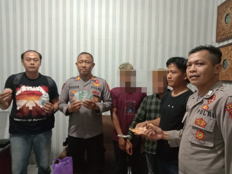 Polsek Karangpawitan Polres Garut berhasil mengamankan 2 orang pelaku dengan tindak pidana penjual/pengedar obat obatan terlarang. Selasa (24/10/2023).
