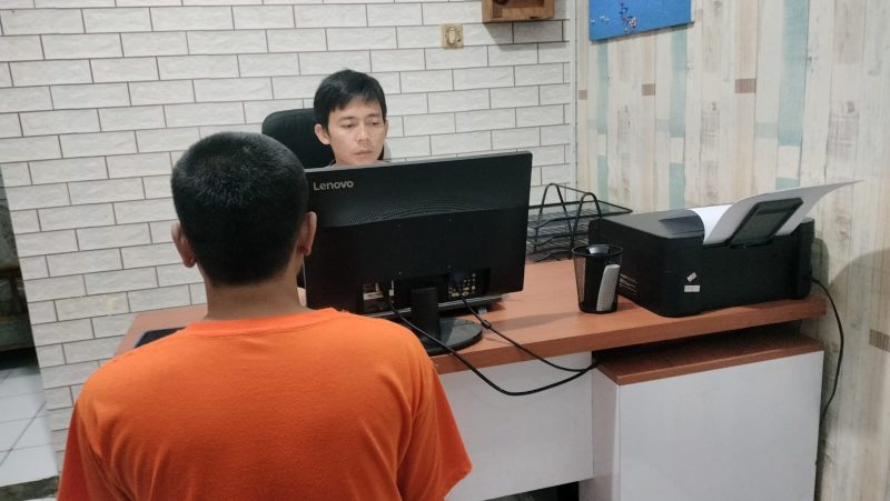 Sat Narkoba Polres Garut yang bekerja sama dengan Polsek Karangpawitan dan Polsek Cibatu Polres Garut berhasil mengamankan satu orang pelaku pengedar/penjual obat-obatan terlarang.
