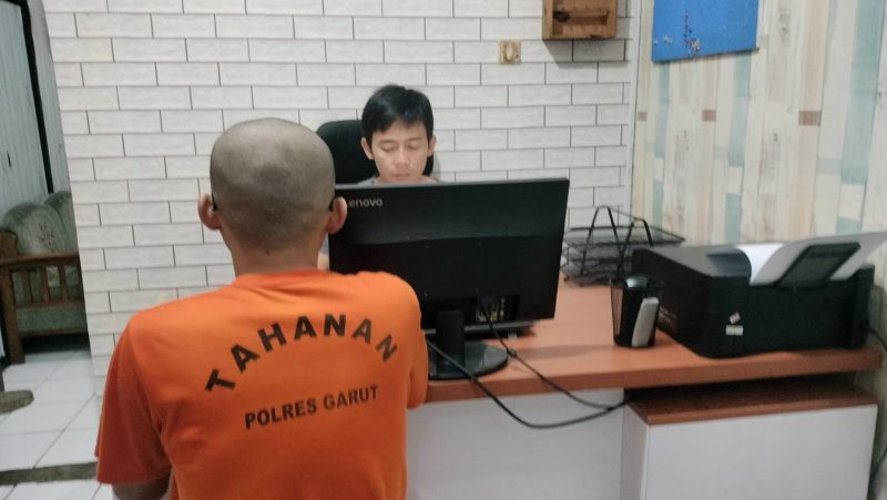 Pada hari Selasa tanggal 24 Oktober 2023 sekitar pukul 18.15 WIB, Anggota Sat Narkoba Polres Garut telah mengamankan satu orang atas nama “RN” (48) warga Kecamatan Sukaresmi Kabupaten Garut yang merupakan tersangka tindak pidana penyalahgunaan dan peredaran gelap narkotika.
