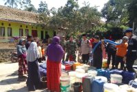 Akibat fenomena alam El Nino yang mengakibatkan cuaca kemarau berkepanjangan di Indonesia khususnya di Kabupaten Garut,  beberapa wilayah mendapatkan dampak kekeringan lahan dan kekurangan air bersih yang dialami oleh warga sekitar.
