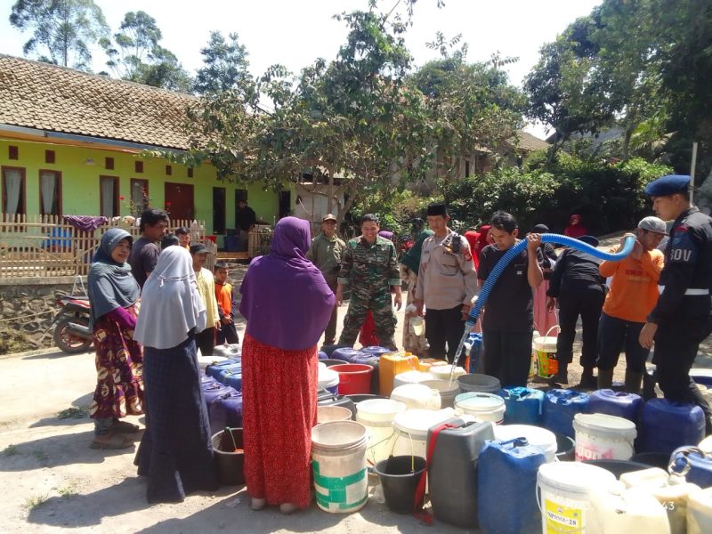 Akibat fenomena alam El Nino yang mengakibatkan cuaca kemarau berkepanjangan di Indonesia khususnya di Kabupaten Garut,  beberapa wilayah mendapatkan dampak kekeringan lahan dan kekurangan air bersih yang dialami oleh warga sekitar.
