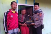 Bertempat di Kampung Muara Desa Padasuka, Kapolsek Cikajang beserta anggota memberikan bantuan berupa sembako kepada masyarakat yang membutuhkan sekaligus menjalin silaturahmi dan kedekatan dengan masyarakat.