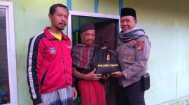 Bertempat di Kampung Muara Desa Padasuka, Kapolsek Cikajang beserta anggota memberikan bantuan berupa sembako kepada masyarakat yang membutuhkan sekaligus menjalin silaturahmi dan kedekatan dengan masyarakat.
