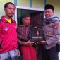 Bertempat di Kampung Muara Desa Padasuka, Kapolsek Cikajang beserta anggota memberikan bantuan berupa sembako kepada masyarakat yang membutuhkan sekaligus menjalin silaturahmi dan kedekatan dengan masyarakat.
