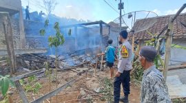 Kembali sijago merah beraksi, kini ia menghanguskan salah satu rumah warga Kampung Kadulumpeng Karya Karya Desa Wangunjaya Kecamatan Banjarwangi Kabupaten Garut.
