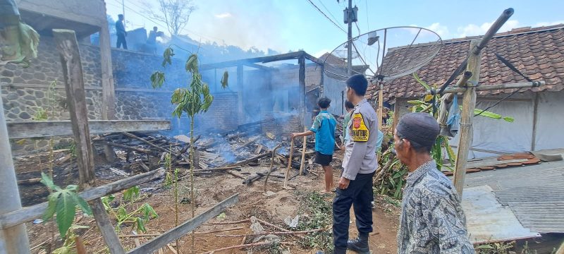 Kembali sijago merah beraksi, kini ia menghanguskan salah satu rumah warga Kampung Kadulumpeng Karya Karya Desa Wangunjaya Kecamatan Banjarwangi Kabupaten Garut.
