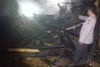 Polsek Cisurupan Polres Garut lakukan pengecekan terjadinya kebakaran rumah panggung pada Jumat (27/10/23) pukul 23.00 Wib.
