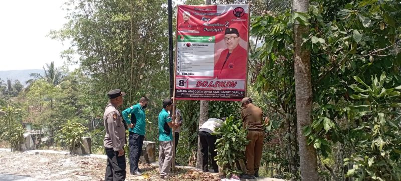 Polres Garut damping Sat Pol PP lakukan penertiban APS atau Alat Peraga Sosialisasi yang sudah berbentuk APK atau Alat Peraga Kampanye di wilayah Kecamatan Peundeuy. 
