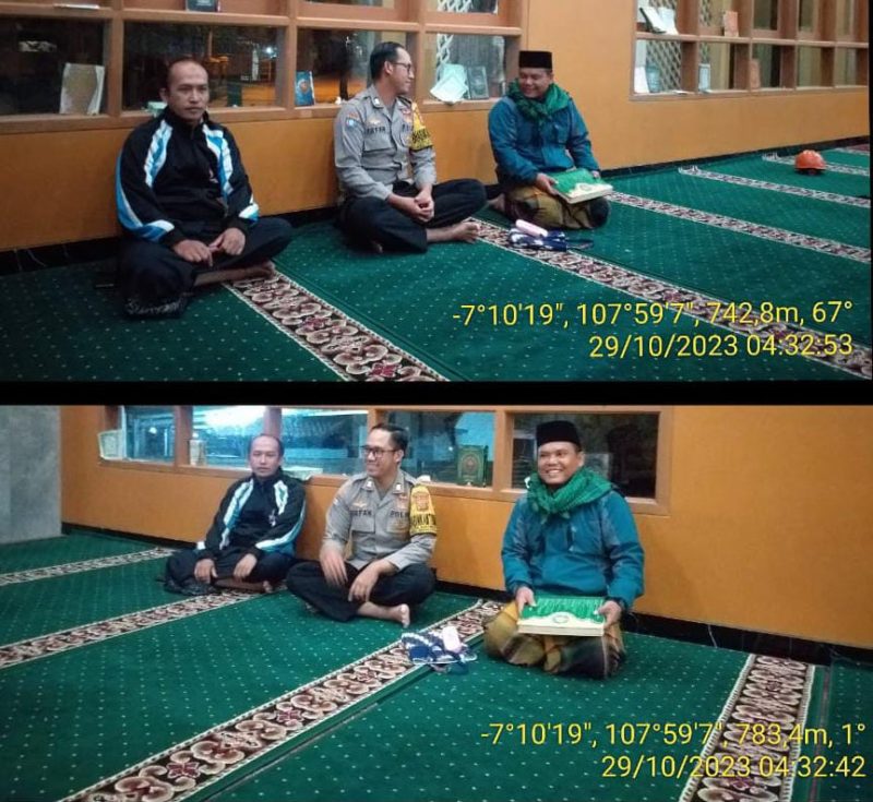 Anggota Bhabinkamtibmas dari Polsek Wanaraja, yang berada di bawah naungan Polres Garut, melaksanakan kegiatan Safari Subuh pada hari Minggu, 29 Oktober 2023. Kegiatan ini berlangsung di Masjid Jami Assalafiyah, Kp. Kudang, Desa Wanajaya, Kecamatan Wanaraja, Kabupaten Garut, dimulai sekitar pukul 04.00 WIB.
