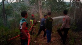 Kapolres Garut AKBP Rohman Yonky Dilatha, S.I.K, M.Si, melalui Kapolsek Cisompet Polres Garut AKP Hilman Nugraha menginstruksikan anggota siaga Polsek Cisompet Polres Garut melakukan cek tkp ke lokasi kebakaran.
