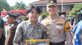Upacara hari Sumpah Pemuda ke-95 tingkat Polres Garut kali ini diawali dengan pengibaran bendera merah putih diiringi oleh lagu kebangsaan Indonesia Raya, kemudian pembacaan teks pancasila, pembacaan naskah pembukaan UUD 1945, dan pembacaan teks keputusan kongres pemuda Indonesia 1928.
