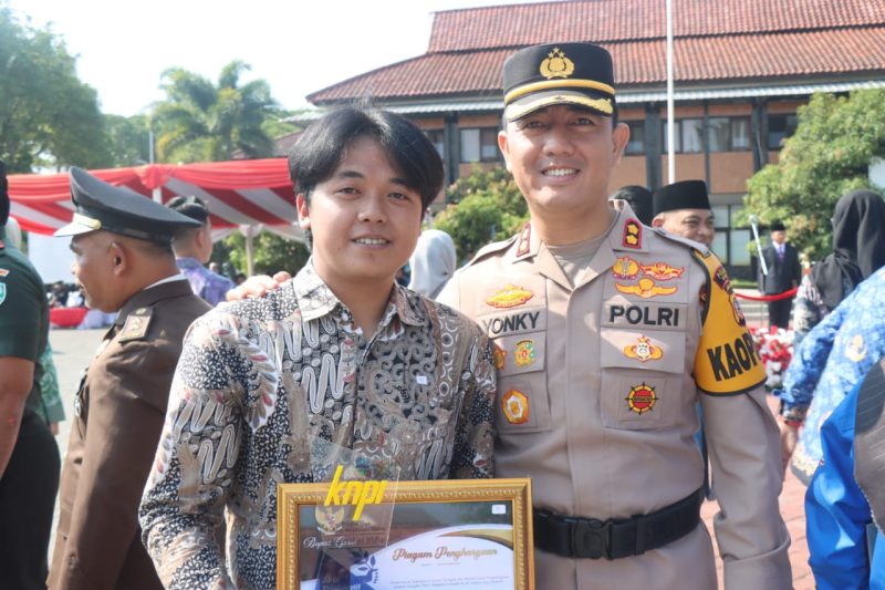 Upacara hari Sumpah Pemuda ke-95 tingkat Polres Garut kali ini diawali dengan pengibaran bendera merah putih diiringi oleh lagu kebangsaan Indonesia Raya, kemudian pembacaan teks pancasila, pembacaan naskah pembukaan UUD 1945, dan pembacaan teks keputusan kongres pemuda Indonesia 1928.
