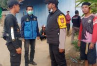 Polsek Talegong bersama warga sekitar berupaya memadamkan api dengan cara bergotong royong dengan alat seadanya. 
