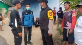 Polsek Talegong bersama warga sekitar berupaya memadamkan api dengan cara bergotong royong dengan alat seadanya. 
