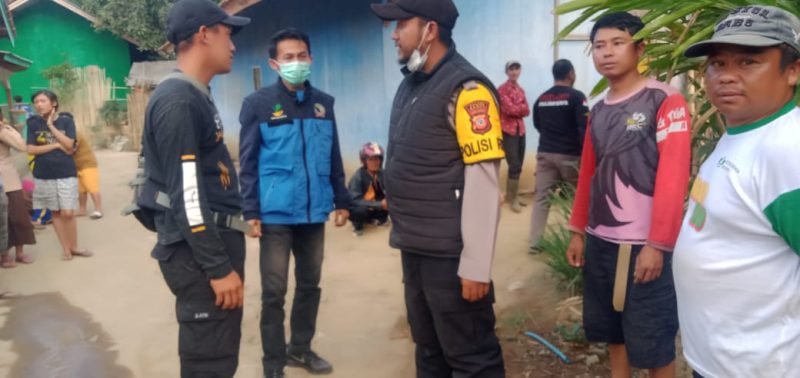 Polsek Talegong bersama warga sekitar berupaya memadamkan api dengan cara bergotong royong dengan alat seadanya. 
