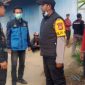 Polsek Talegong bersama warga sekitar berupaya memadamkan api dengan cara bergotong royong dengan alat seadanya. 
