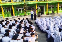 Kapolres Garut AKBP Rohman Yonky Dilatha, S.I.K, M.Si, menginstruksikan seluruh personil Polres Garut beserta Polsek jajaran untuk melaksanakan program Polres Garut Police Goes To School. Selasa (31/10/2023).                           